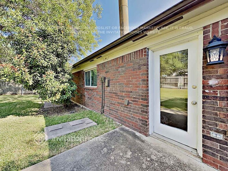 Building Photo - 5005 Colonial Dr