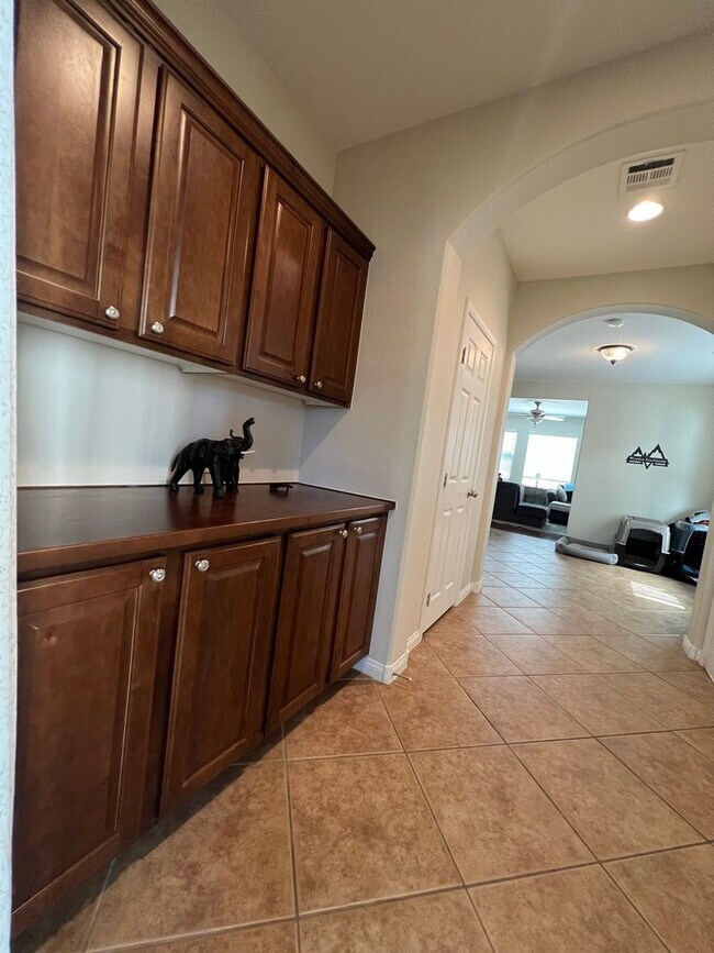 Building Photo - ABSOLUTELY AMAZING! Large 4 bedroom 2 stor...