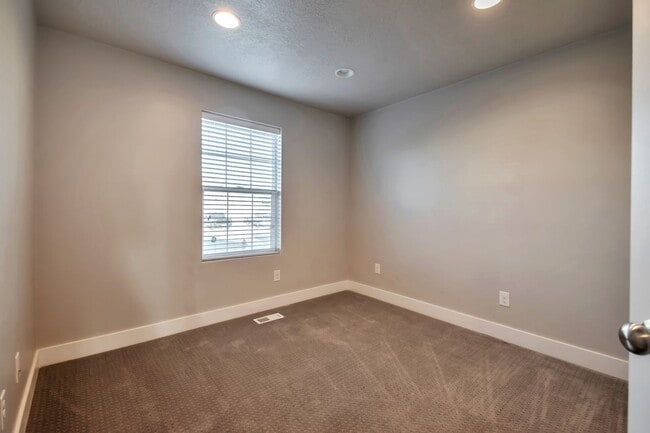 Building Photo - Incredible 6 bedroom Rambler in West Jordan