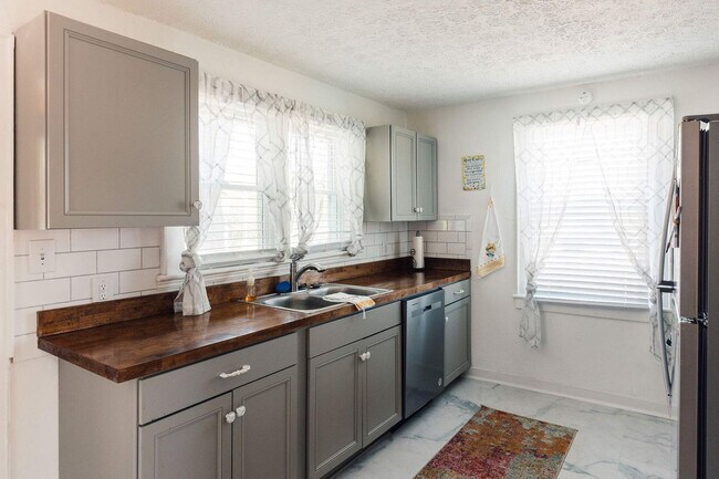 Building Photo - 145 Midway St