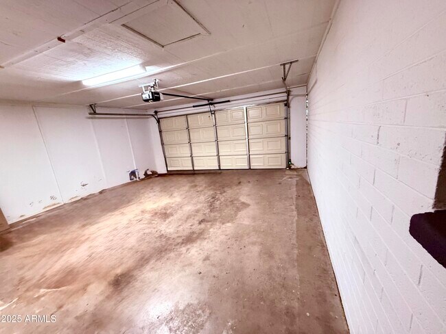 Building Photo - 937 N Wedgewood Dr