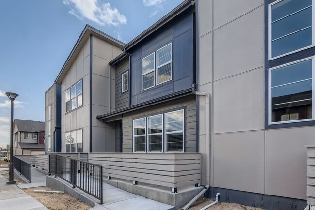 Building Photo - Beautiful 2-story modern townhome available for rent in booming Interquest & Voyager area
