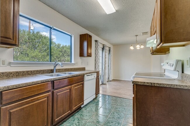 Building Photo - 3-BEDROOM HOME IN CANDLEWOOD PARK