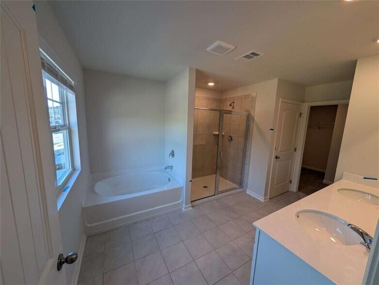 Building Photo - 2465 Poppy Ct