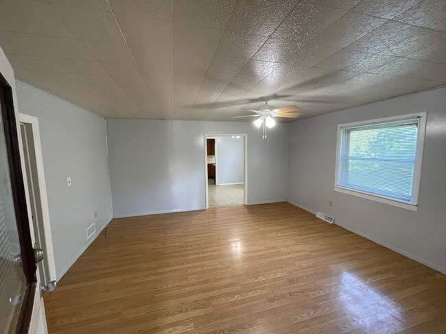 Building Photo - Older 2 bedroom house with a large yard