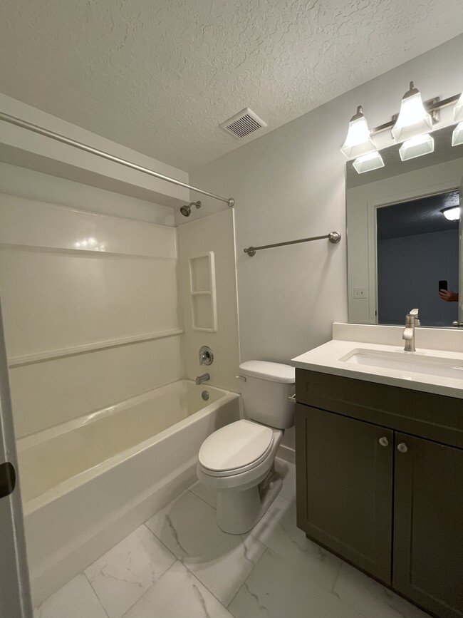 Bedroom 3 bathroom - 9485 S Fairway View Dr