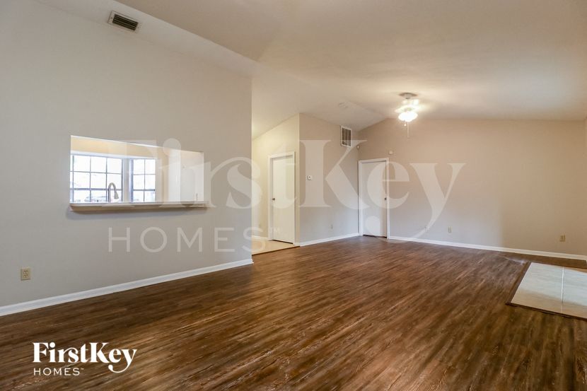 Building Photo - 1907 Landside Dr