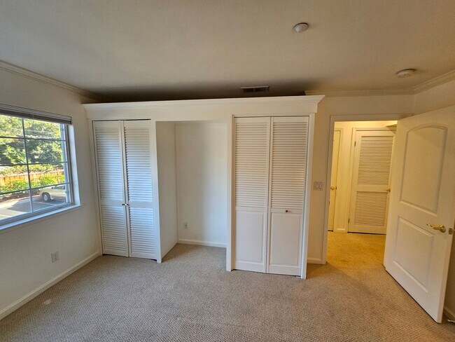 Building Photo - CLASSY CONDO - Spacious 1 Bed/1 Bath in Luxurious Setting - MENLO PARK