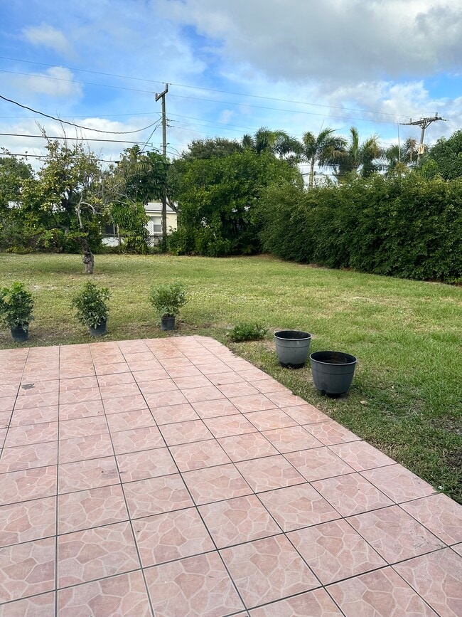 Building Photo - 259 Bloomfield Dr