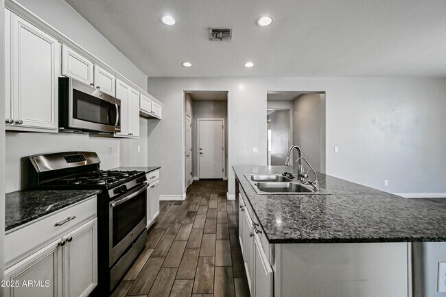 Building Photo - 2414 E Hazeltine Way
