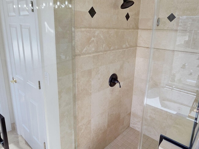 Building Photo - 1515 N Van Buren St