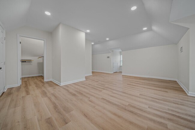 Building Photo - Spacious & Recently Renovated 4 Bedroom Home Available Now!!