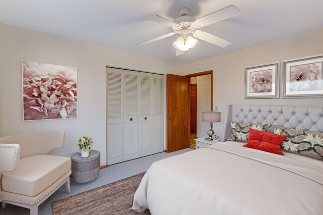 Building Photo - 1890 Lexington Ave N