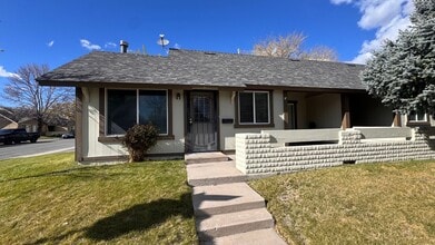 Building Photo - Yorkshire Manor 2 Bedroom Available Now!