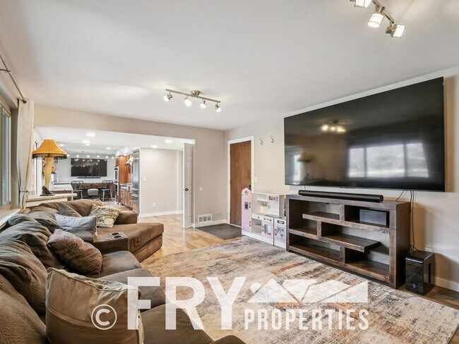 Building Photo - Spacious Five-Bedroom - Great For Entertaining