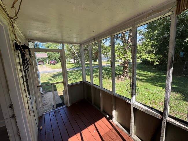 Building Photo - MINUTES TO DOWNTOWN FREDERICKSBURG - 2 BEDROOM COTTAGE