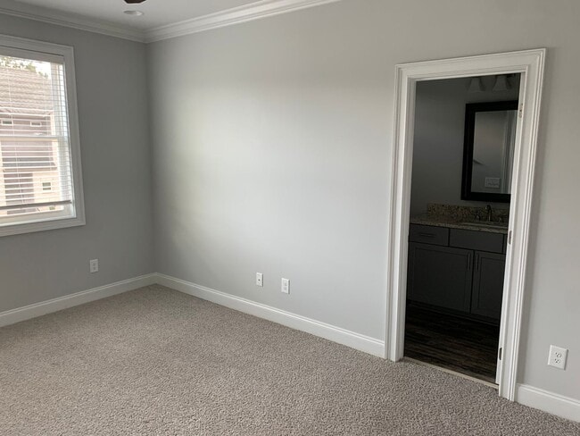 Building Photo - College Oaks