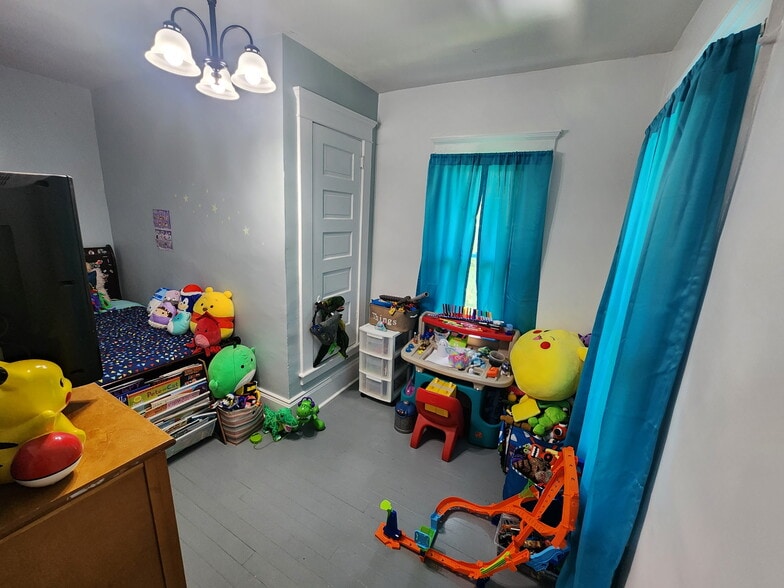 Bedroom 2 (smaller Bedroom) - 89 S Main St