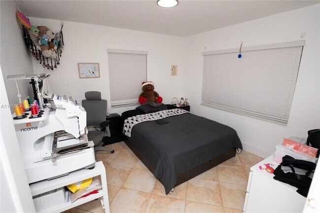 Building Photo - 111 SW 31st Ct