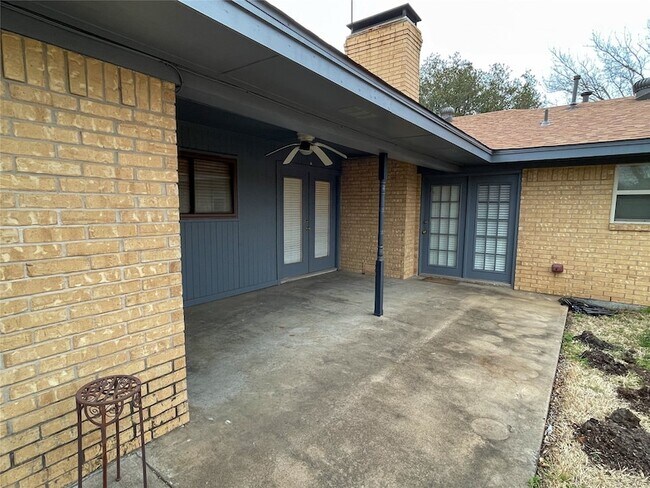 Building Photo - 1714 Crescent Dr