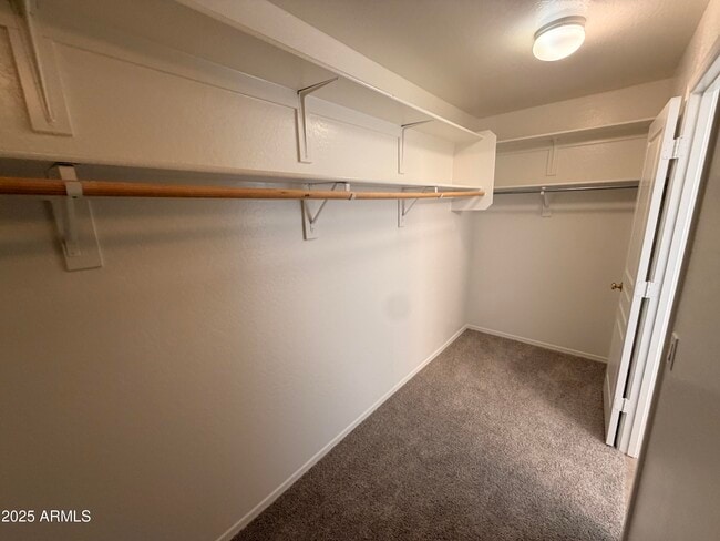 Building Photo - 422 E Saddle Way