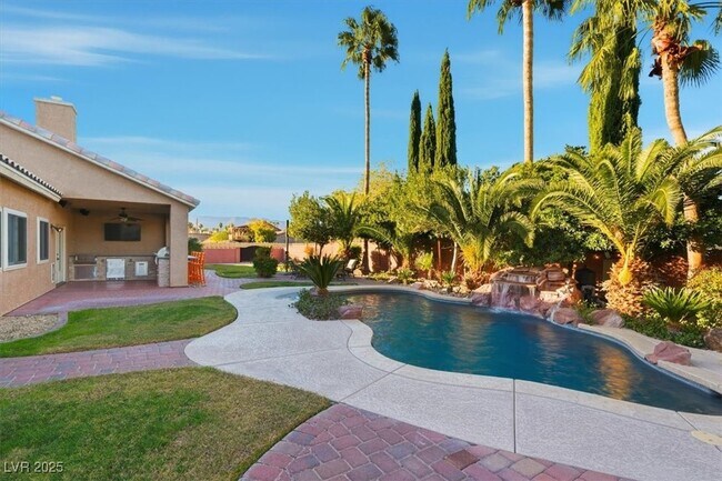 Building Photo - 8570 Country Home Cir