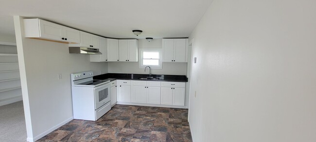 Building Photo - 3 bed/1 bath for rent in Marshfield