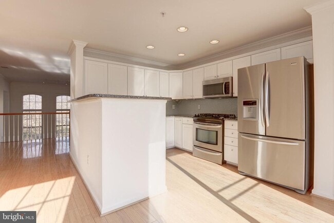 Building Photo - 1984 Crescent Park Dr