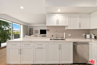 Building Photo - 818 N Doheny Dr