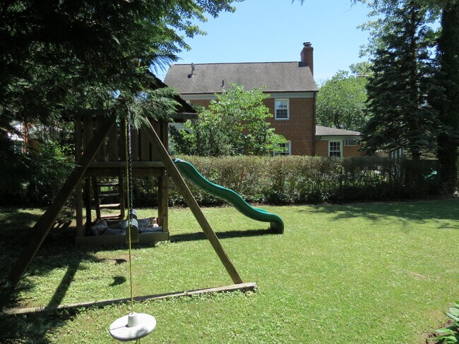 Building Photo - 9603 Evergreen St