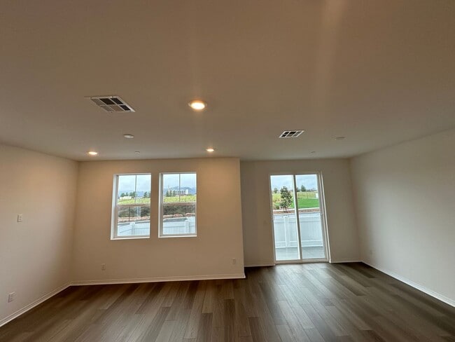 Building Photo - 1 Year Old Lenner 3 Bedroom + Loft Condo i...