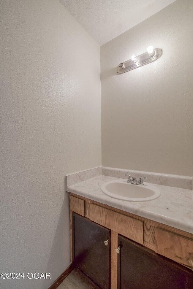 Building Photo - 913 St Louis Ave