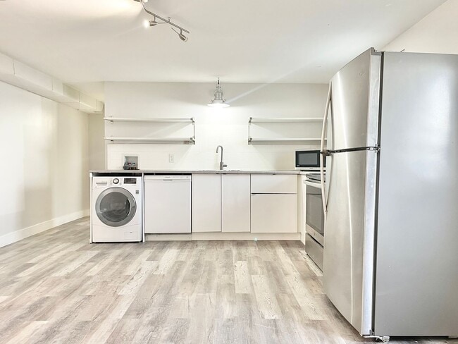 Building Photo - 415 N Main St