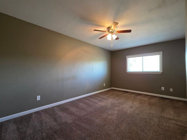 Building Photo - 3 Bedroom 2 Bathroom House With Huge Backy...