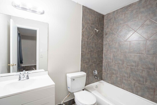 Building Photo - ***NEW LOWERED PRICE*** 3 Bed / 2 Bath / Near Tulsa Arts District / $1750