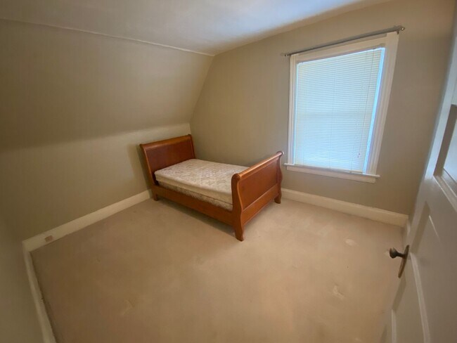 Building Photo - 3 Bed 2 Bath