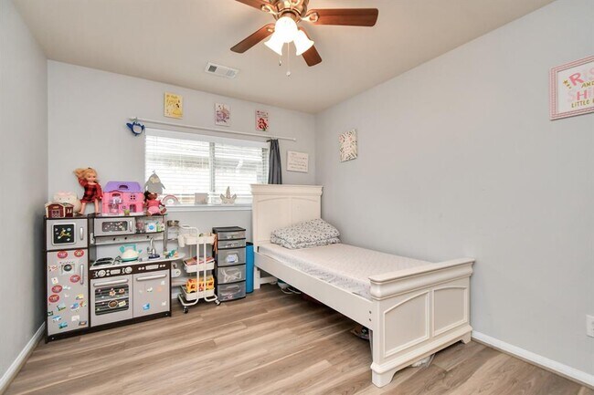 Building Photo - 2103 Breezeway Ln
