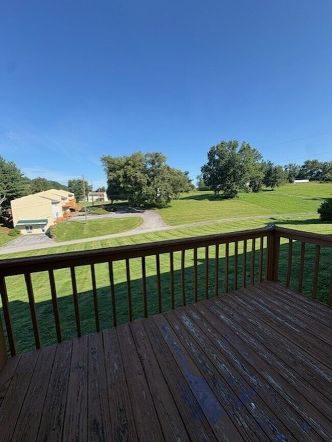 Building Photo - 2 Bedroom / 1.5 Bathroom Townhouse in Abingdon, VA