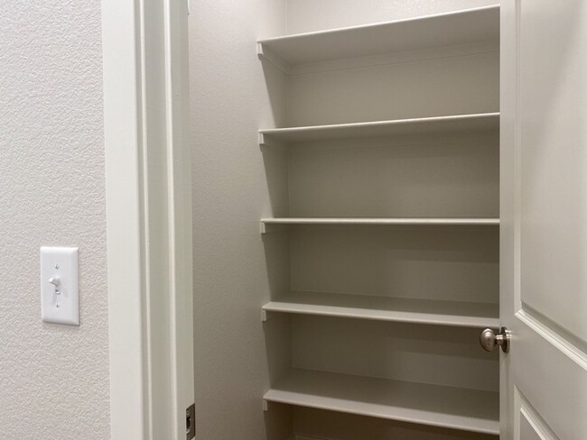 Building Photo - Beautiful 3 Bed/2.5 Bath Townhome with Att...