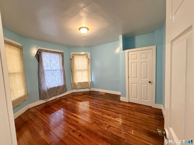 Building Photo - 1553 E Main St