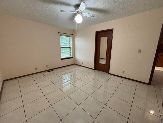 Building Photo - 1417 Matthew Dr