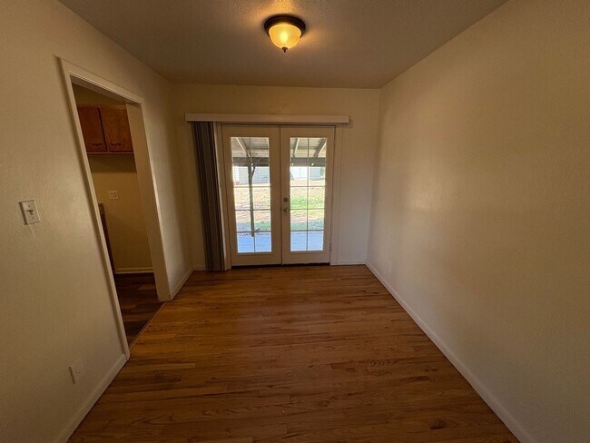 Building Photo - Newly Updated - Spacious 5 Bed 2 Bath Home