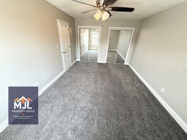 Building Photo - Renovated 2 Bedroom/ 1 Bath Apartment with Garage *READY NOW*