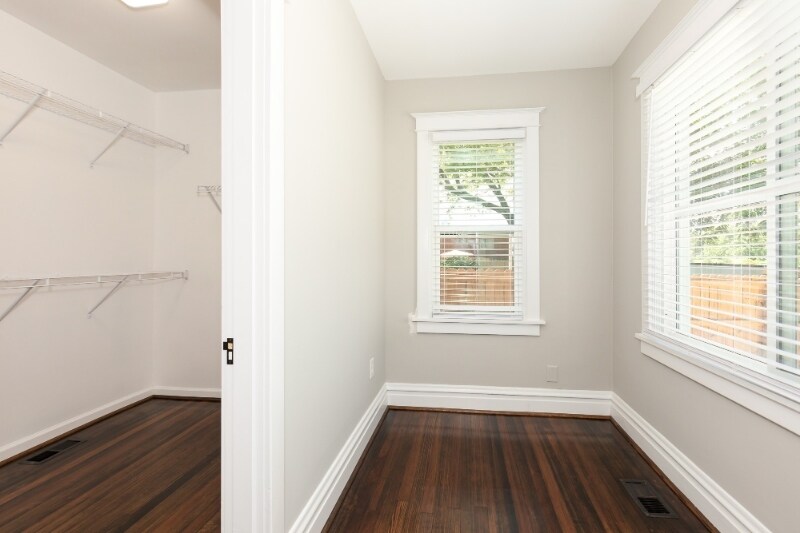 Building Photo - 1035 Grandview Pl