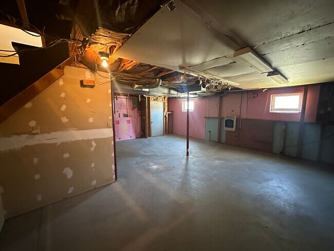 Building Photo - Spacious Three Bedroom Home with Central Air