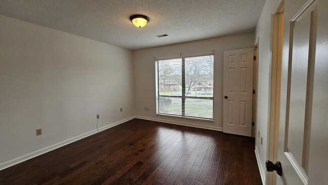 Building Photo - Maryville 37803 - 2 bedroom, 2 bath condo ...