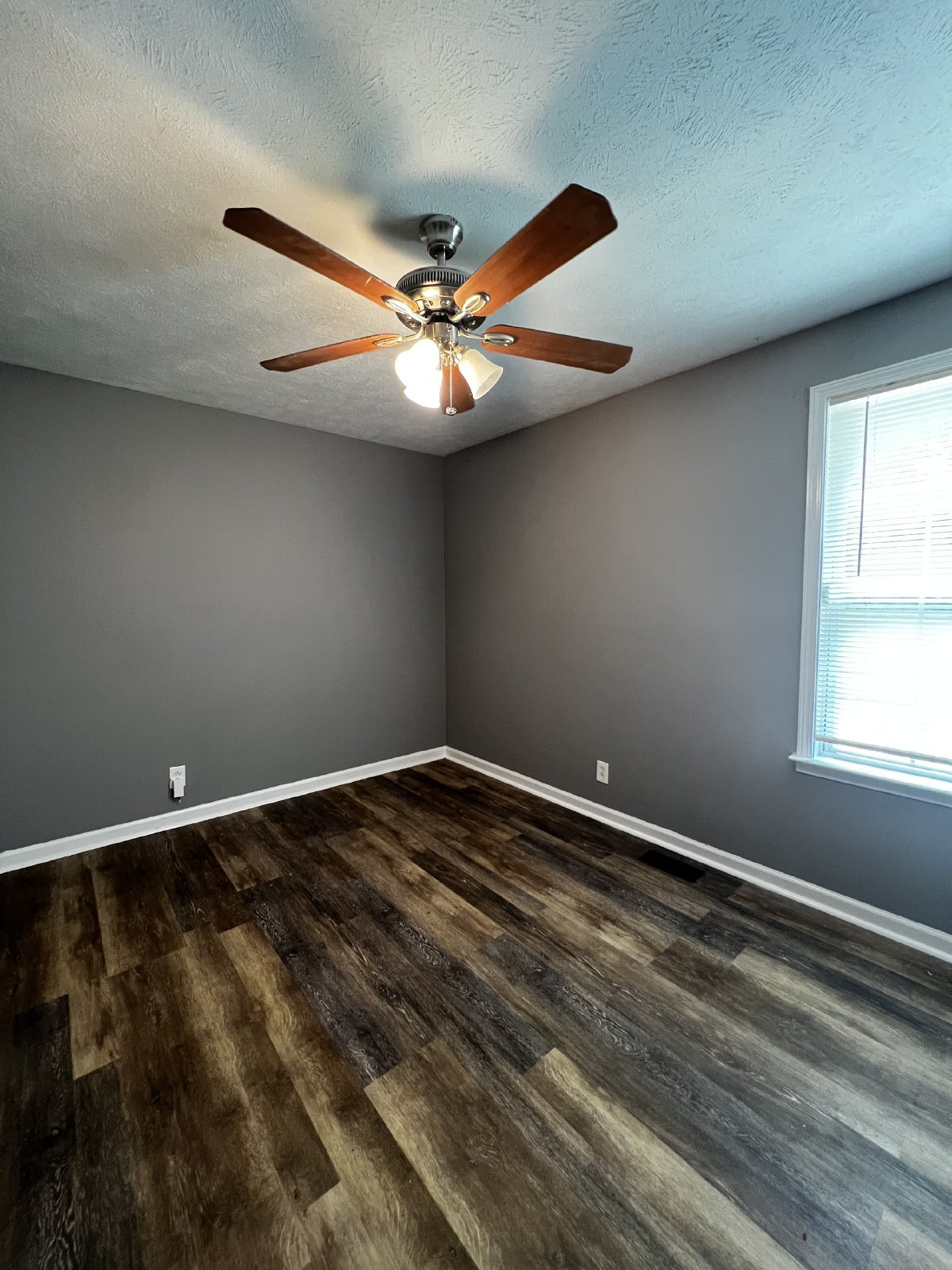 Building Photo - Charming 3-Bedroom Home with 2 Full Bathrooms, and a spacious 2 car attached and detached 2 car g...