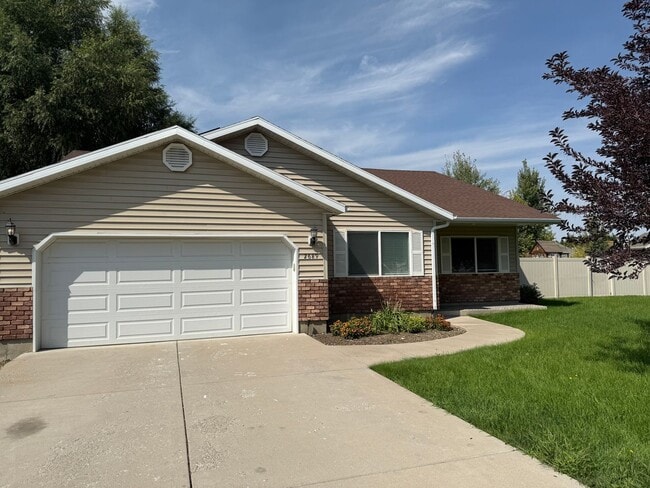 Building Photo - Beautiful patio home with 2 car garage and...