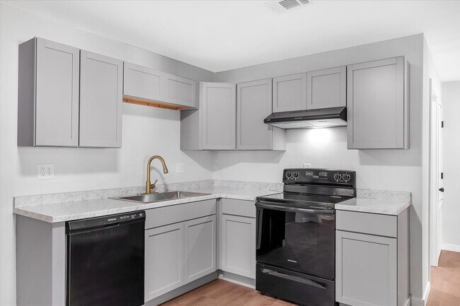 Building Photo - 107 E Elm St
