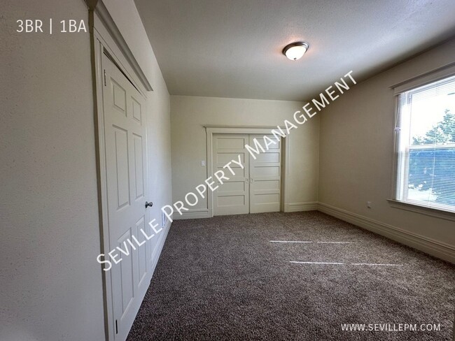 Building Photo - TOTALLY REMODELED 3BR / 1BA Upstairs Apart...